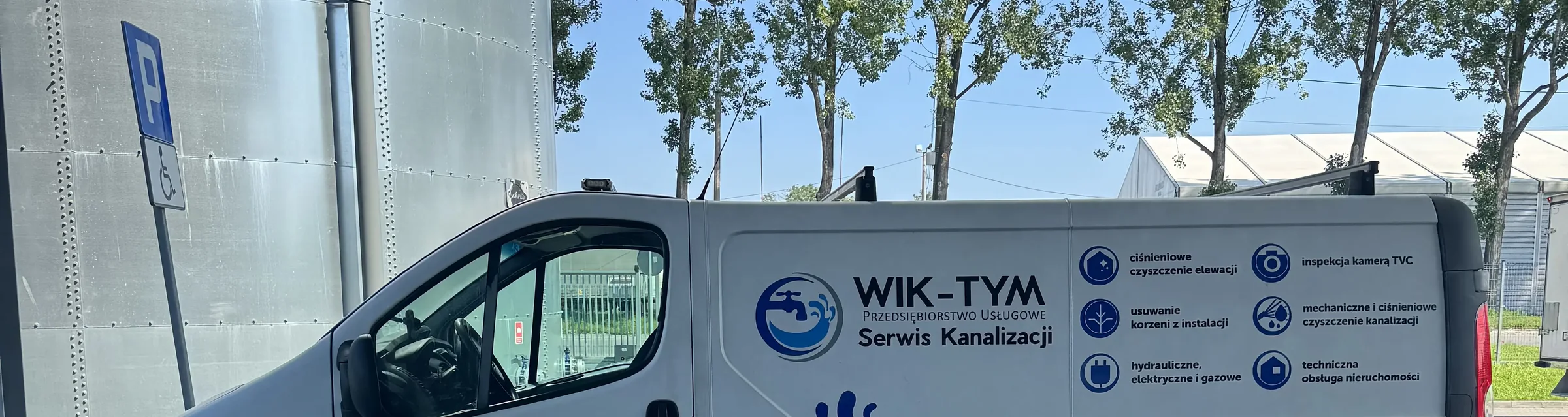 Samochód serwisowy WikTymOne z logo i listą usług na burcie