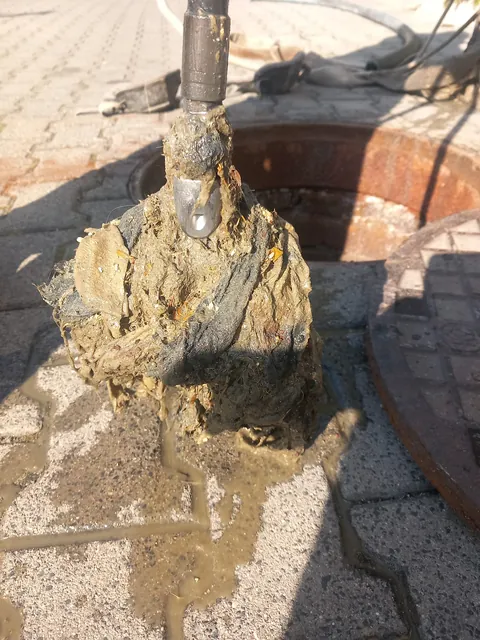 Wnętrze zarośniętego osadem pionu kanalizacyjnego przed wymianą