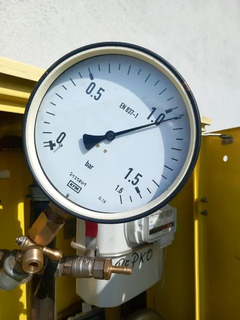 Manometr próby ciśnieniowej podłączony do instalacji gazowej