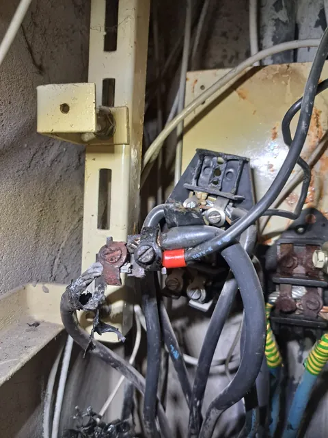Złącze elektryczne po wymianie przepalonych przewodów