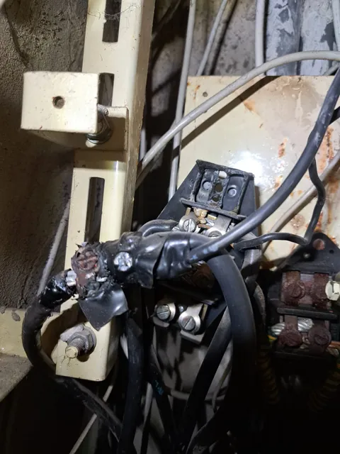 Przepalone przewody elektryczne w złączu przed wymianą