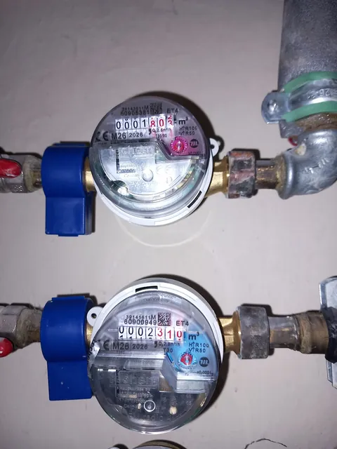 Dwa nowe wodomierze zamontowane na instalacji wodnej z zaworami odcinającymi